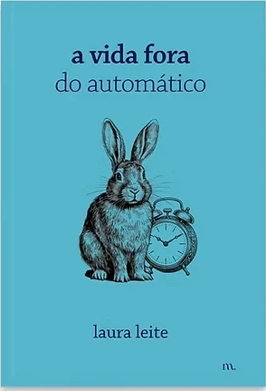 Capa do livro a vida fora do automático, de Laura Leite: um coelho ao lado de um despertador sobre fundo azul